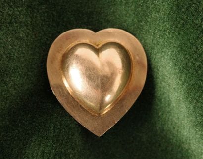 750 rose gold heart pendant with a flat rim...