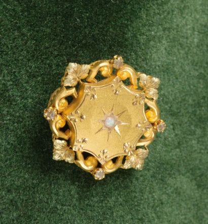 750 gold brooch with an openwork design of...