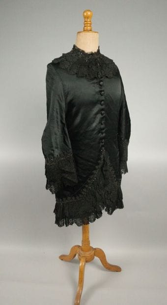 BRESSE, circa 1880. Black silk satin cape,...