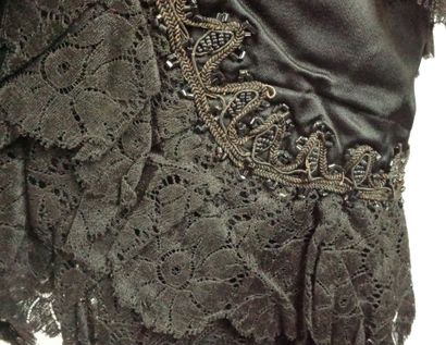 BRESSE, circa 1880. Black silk satin cape,...
