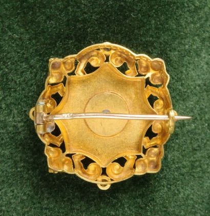 750 gold brooch with an openwork design of...