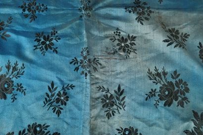 TARENTAISE. Silk scarf with a blue background...