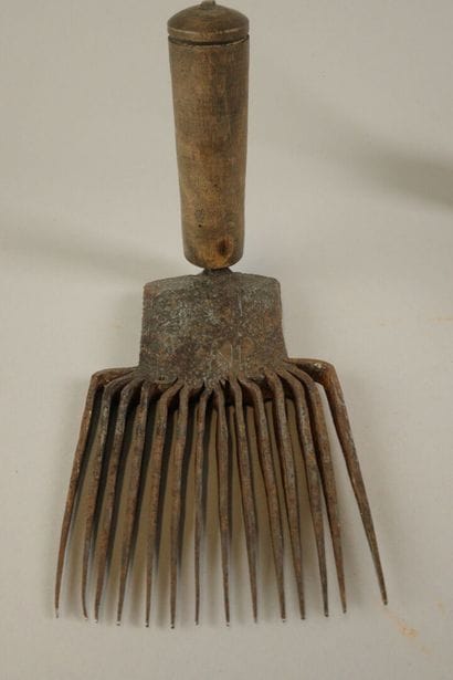Set including a Berber weaving comb with...