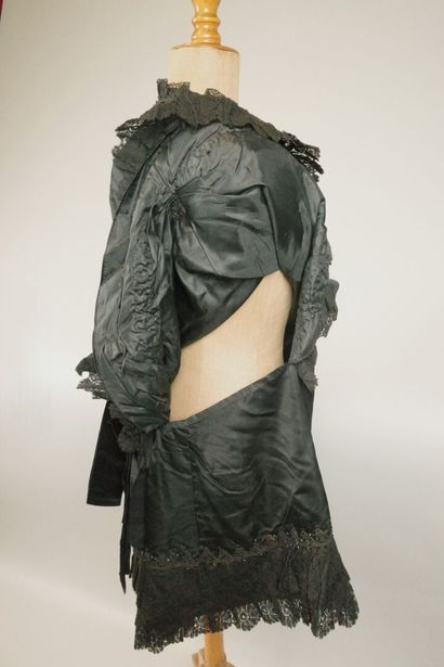 BRESSE, circa 1880. Black silk satin cape,...