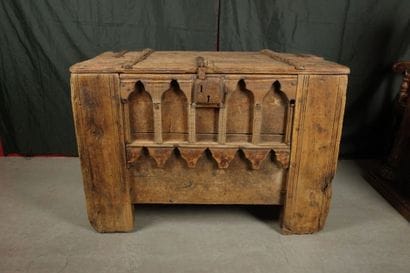 BONNEVAL SUR ARC. Pine post chest with arcature...