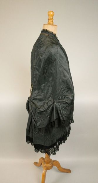 BRESSE, circa 1880. Black silk satin cape,...