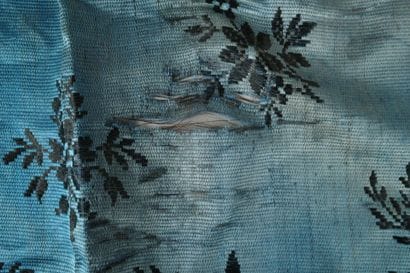 TARENTAISE. Silk scarf with a blue background...