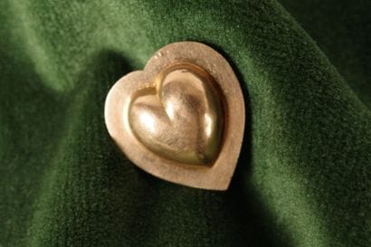 750 rose gold heart pendant with a flat rim...