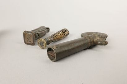 Lot consisting of a bronze door knocker shaped...