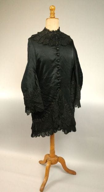 BRESSE, circa 1880. Black silk satin cape,...
