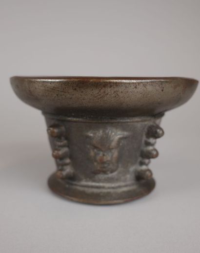 Patinated bronze finned mortar. H: 11.5 cm....