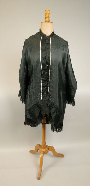 BRESSE, circa 1880. Black silk satin cape,...