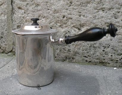 Laitière en argent à manche latéral en ébène....