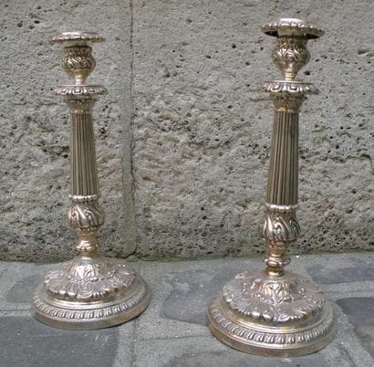 Paire de bougeoirs en argent à fût cannelé...