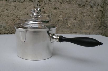 Théière en argent, le couvercle orné d'une...