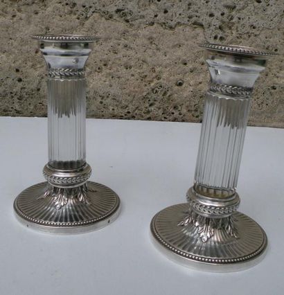 Paire de bougeoirs en argent à décor feuillagé,...