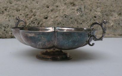 Coupe ronde en argent, à côtes polylobées...