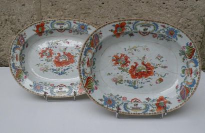 Deux plats en porcelaine de la famille rose...