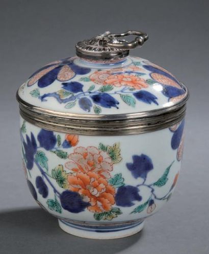 Pot couvert à décor Imari polychrome, monture...