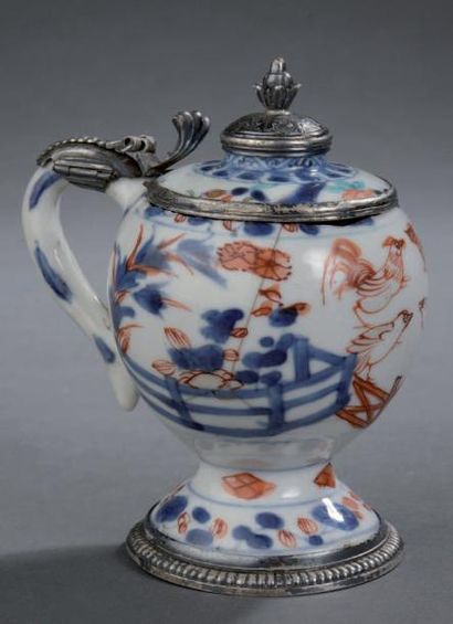 Moutardier en porcelaine de la Chine à décor...