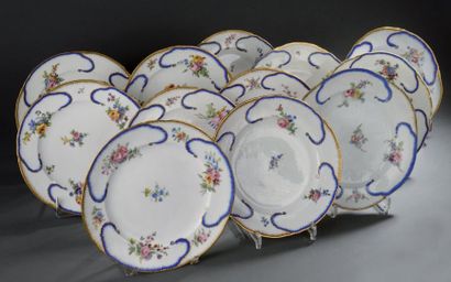 SÈVRES
Douze assiettes à feuille de chou...