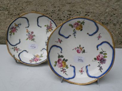 SÈVRES
Deux jattes à feuille de chou à décor...