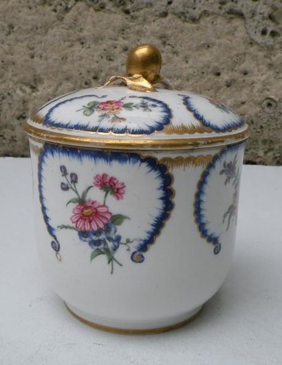 SÈVRES
Pot à sucre Calabre couvert à feuille...
