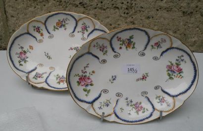 SÈVRES
Deux compotiers ovales à feuille de...
