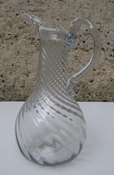 Petit pichet normand torsadé en verre. XVIIIe...