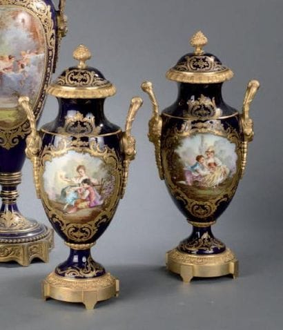 PARIS (et ses environs)
Paire de vases fuseaux...