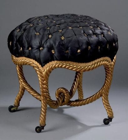 Tabouret en bois sculpté et doré, il repose...