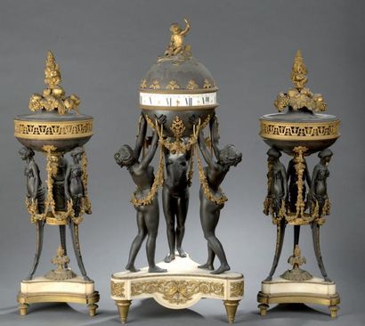 Garniture en bronze ciselé, doré et patiné,...