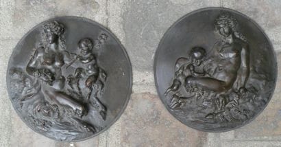 D'après CLODION
Paire de médaillons en demi-relief...