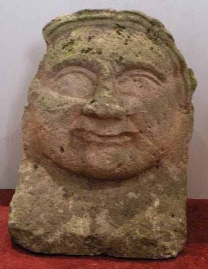 Masque souriant en pierre calcaire. XIXe...