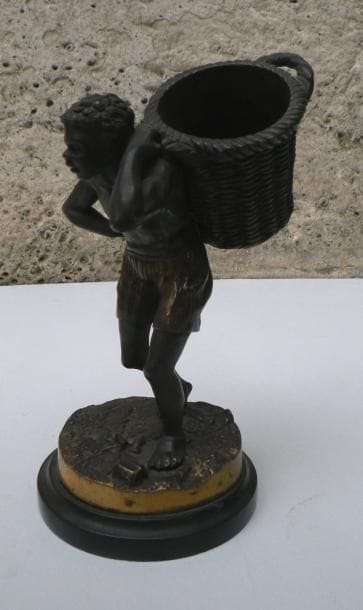 Statuette en bronze représentant un noir...
