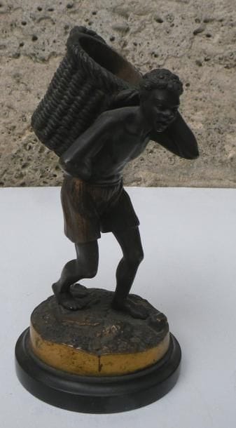 Statuette en bronze représentant un noir...