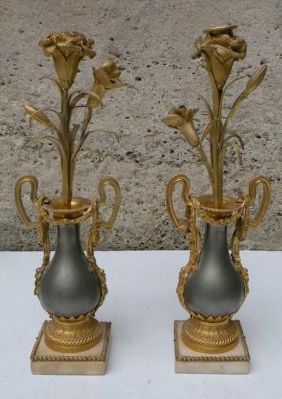Paire de flambeaux figurant des vases balustre...