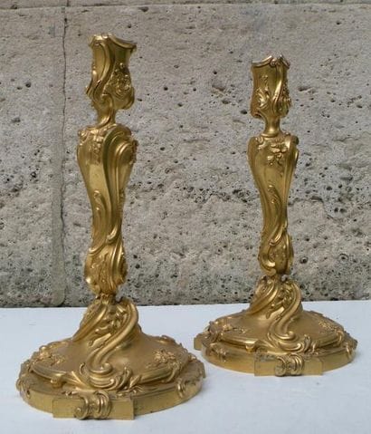 Paire de bougeoirs en bronze finement ciselé...