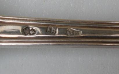 Cuiller à sucre, en argent, modèle à double...
