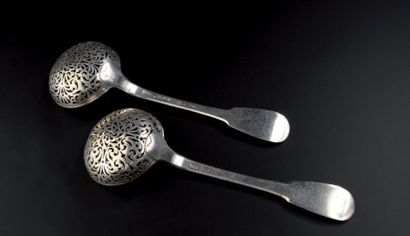 Deux cuillers à sucre en argent modèle uniplat...
