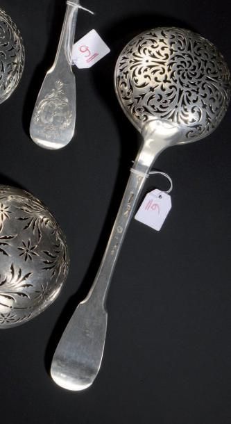 Deux cuillers à sucre en argent modèle uniplat...