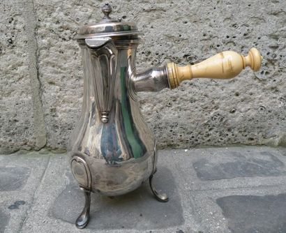 Chocolatière en argent de forme balustre...