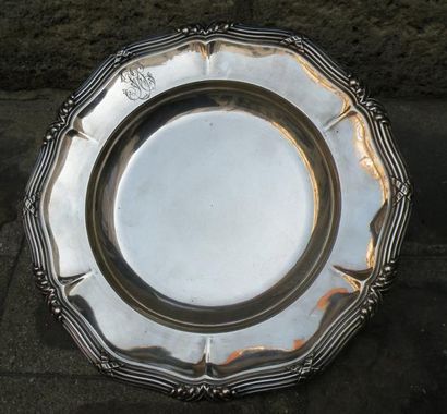 ODIOT
Plat en argent de forme circulaire...