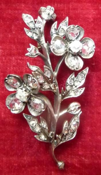 Broche en argent stylisée d'un rameau fleuri...
