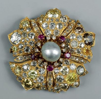 Importante broche en forme de fleur à cinq...