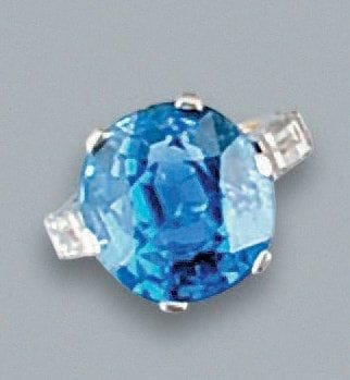 Bague sertie d'un important saphir de Ceylan...