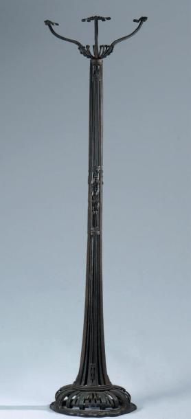 TRAVAIL FRANÇAIS 1925
Lampadaire en fer forgé...