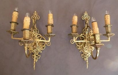 Paire d'appliques en bronze à trois bras...