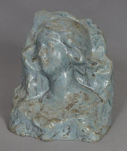 Buste de femme en grès à glaçure bleue. Début...