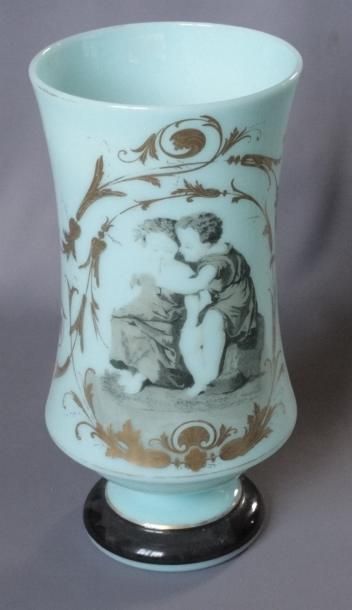 Vase sur pied à corps cintré en opaline bleue...